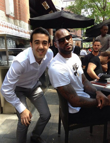 西班牙国家队相关人员也在考察他的表现并进行分析。@FabrizioRomano 来源：Madrid Zone🚨 最新动态：皇家马德里正在密切关注科莫队的哈科沃·拉蒙。